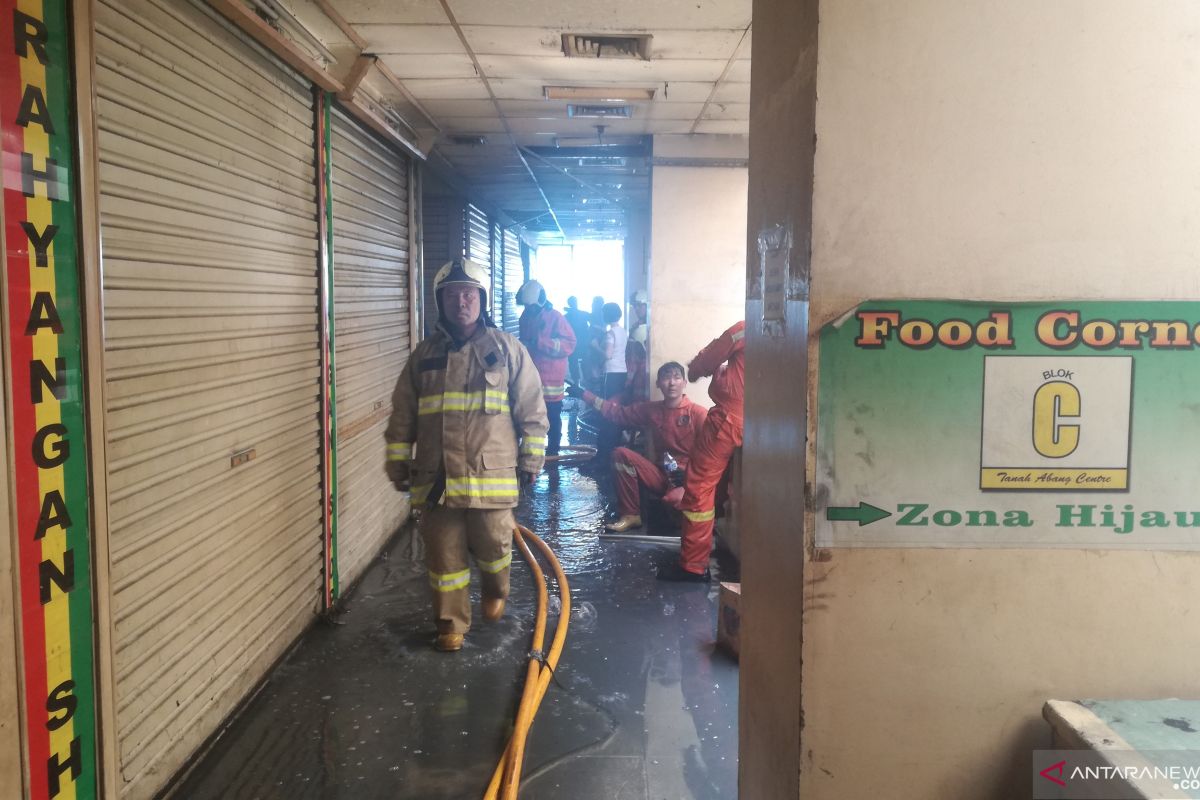 Petugas berhasil padamkan api di Pasar Blok C Tanah Abang