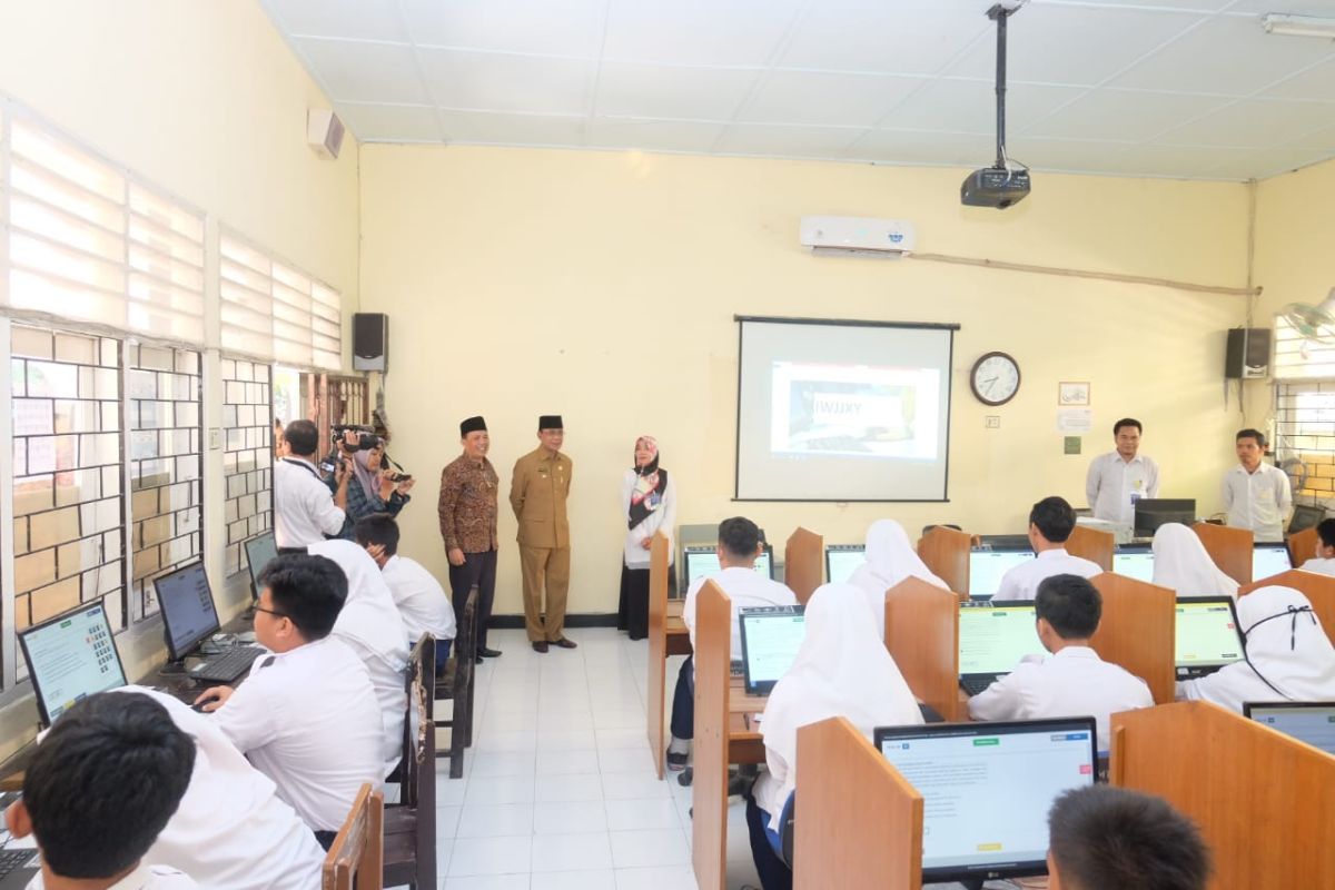 Wali Kota Mataram memantau pelaksanaan UN