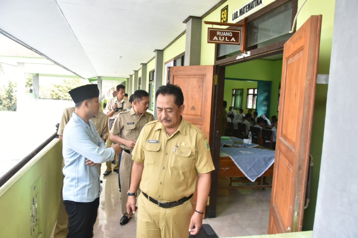 Bupati Trenggalek tinjau pelaksanaan UNBK SMP/MTS