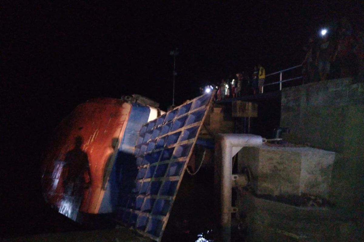 KMP Seluang tenggelam, 6 truk terbawa