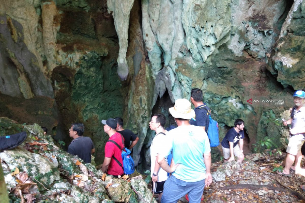 Gua Pulau Gam destinasi wisata baru Raja Ampat