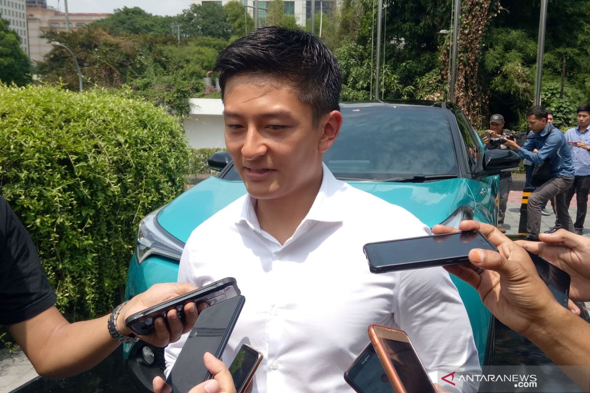 Pebalap Rio Haryanto konsumen pertama Toyota CH-R Hybrid