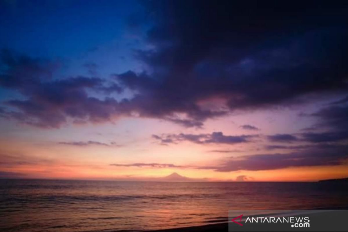 Menikmati "sunset" sambil makan, ada di Pantai Tanjung Bias