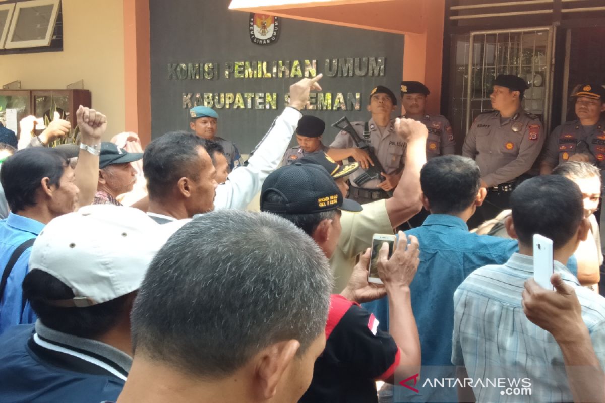 Flash - Seratusan KPPS datangi KPU Sleman tuntut kejelasan honor