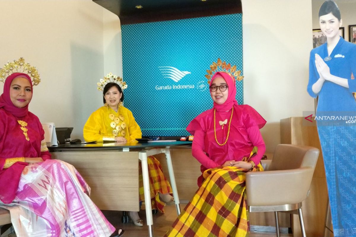 Peringati Hari Kartini, karyawan Garuda gunakan pakaian adat