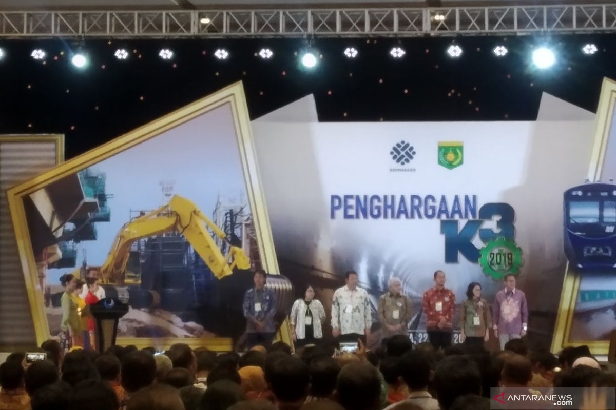 Menaker anugerahkan penghargaan K3 kepada 17 gubernur