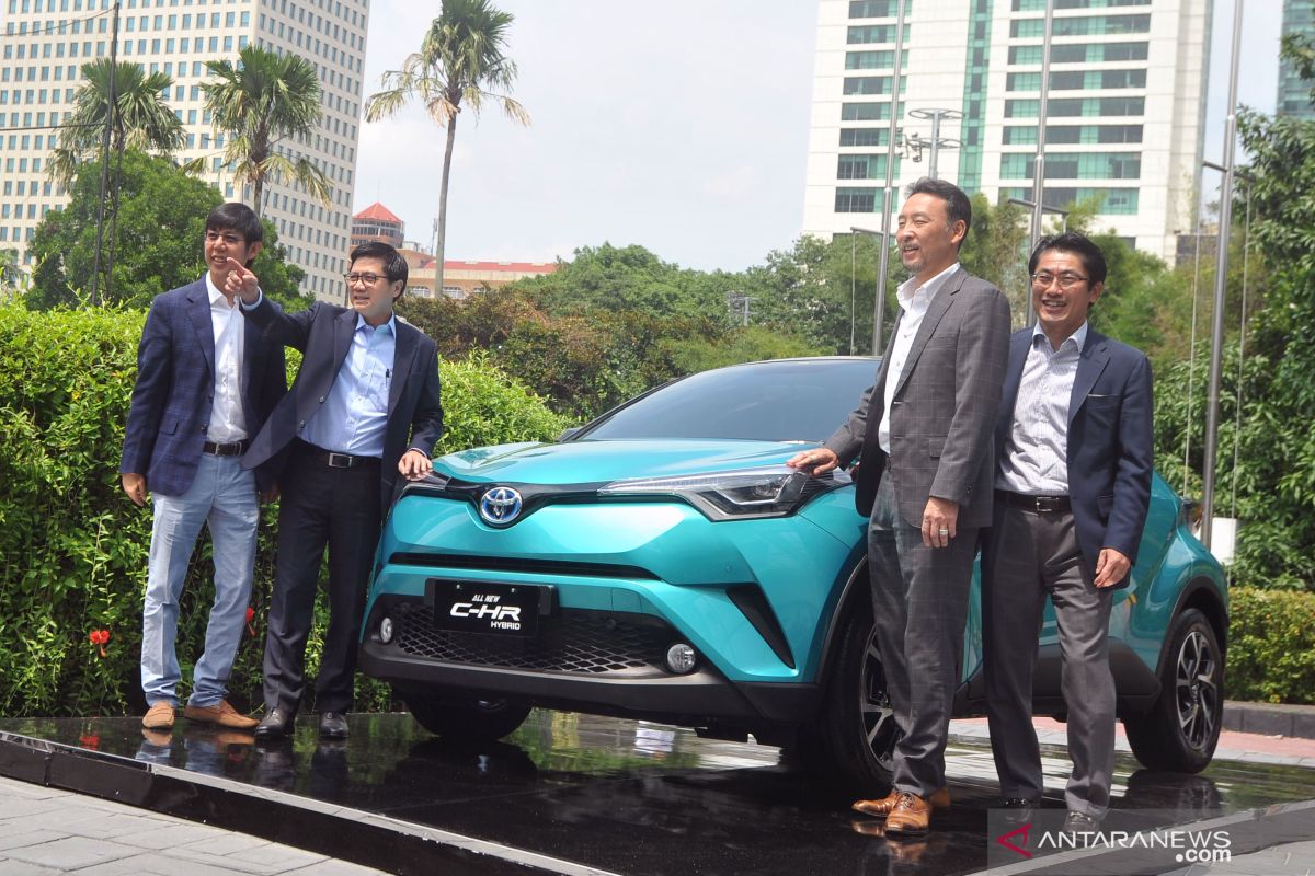 Rio konsumen pertama Toyota CH-R Hybrid
