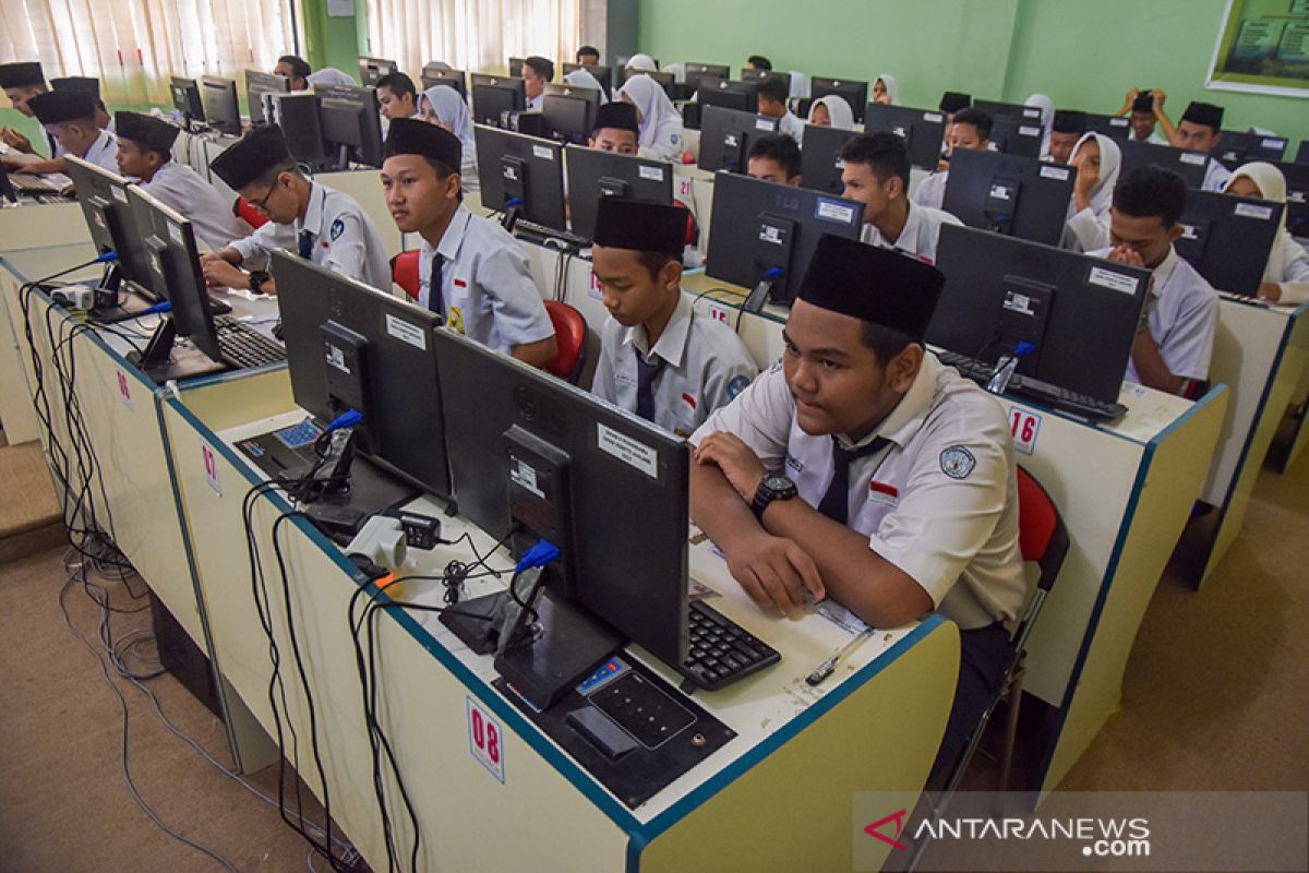 Kurang komputer, mayoritas SMP negeri di Pekanbaru menumpang untuk UNBK