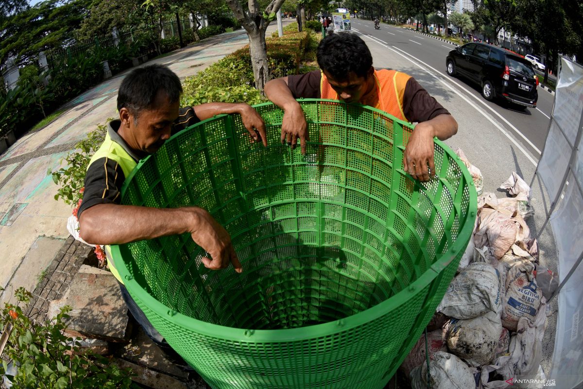Jakarta governor urges citizens to conserve water