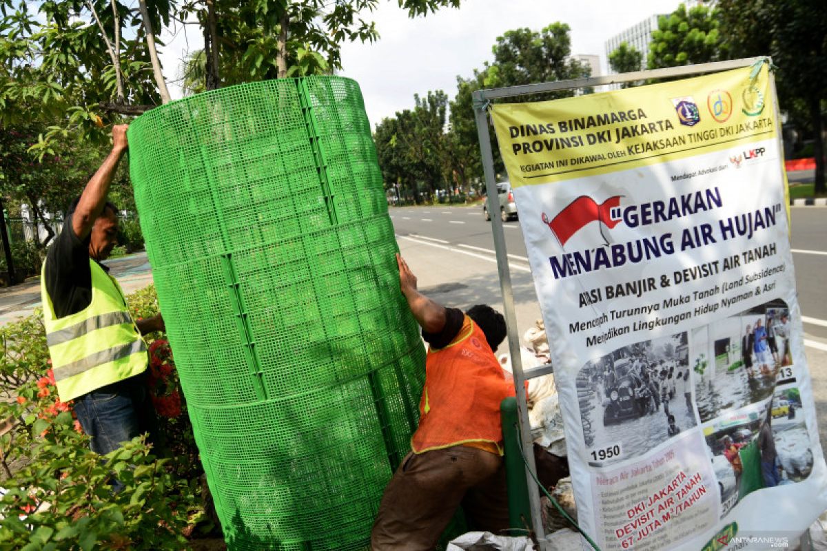 Kemarin, kerusakan infrastruktur akibat banjir hingga vaksinasi lansia