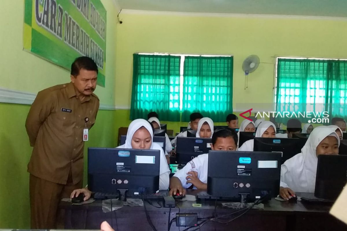 Ribuan siswa SMP-MTs di Jember menumpang UNBK di sekolah lain