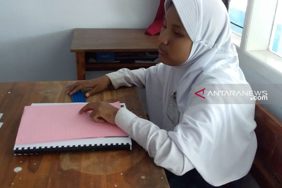 Siswa SMPLB netra di Jember keluhkan panjangnya soal UN