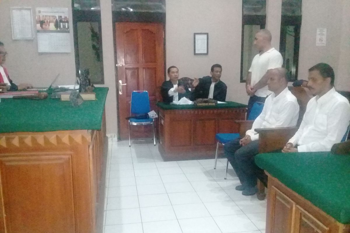 Diadili, dua warga Iran ngaku polisi rampas uang turis Tiongkok