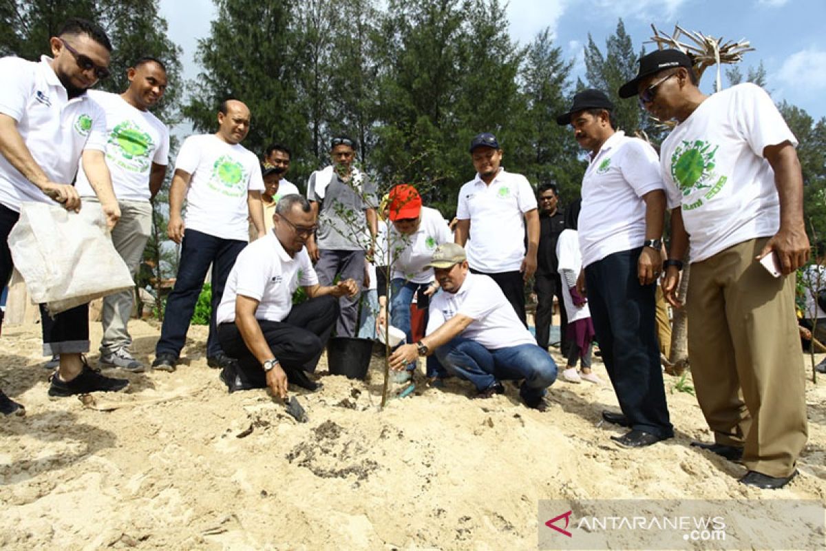 SBA-Pemkab bersihkan pantai peringati Hari Bumi