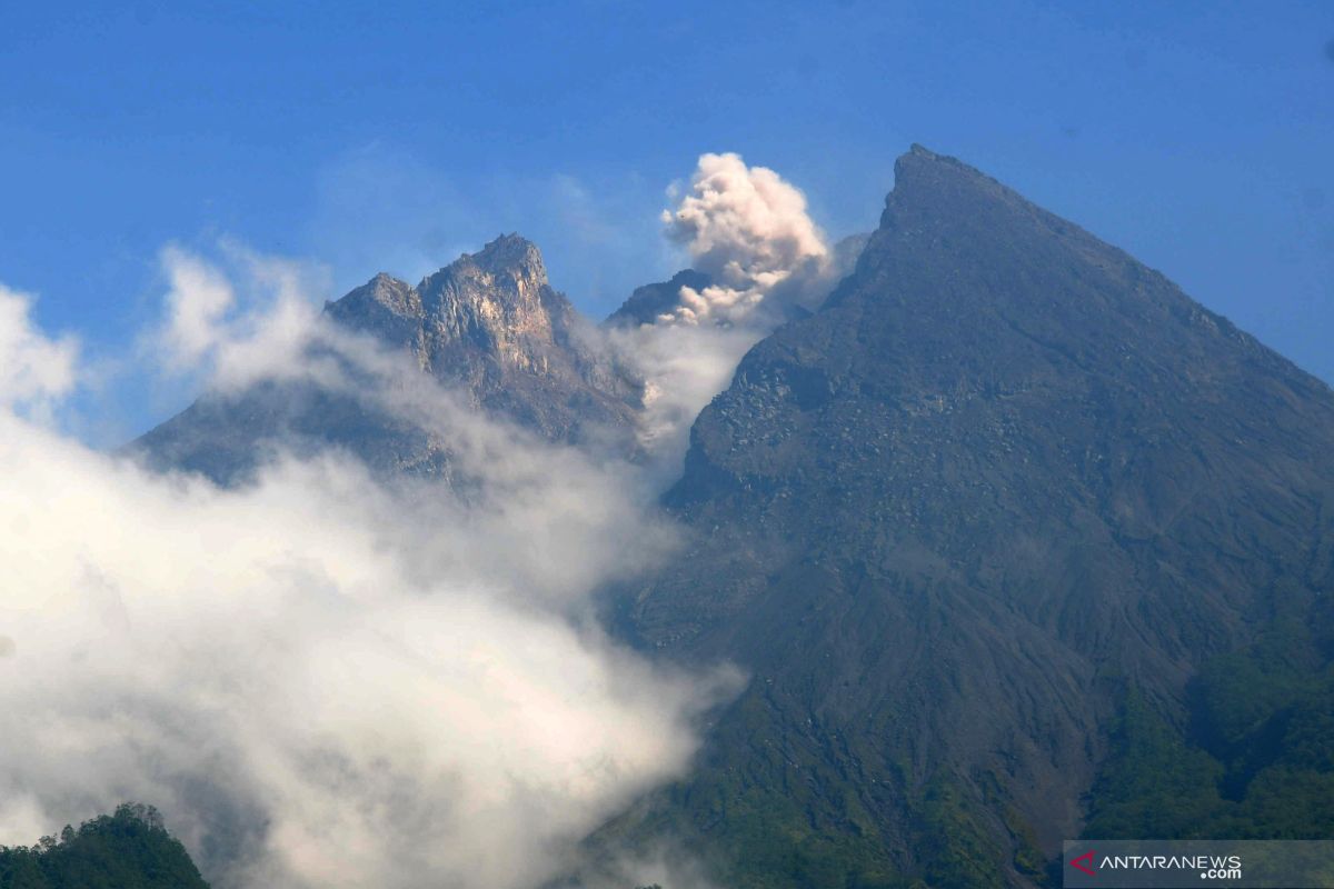 Gunung Merapi mengalami lima kali gempa guguran