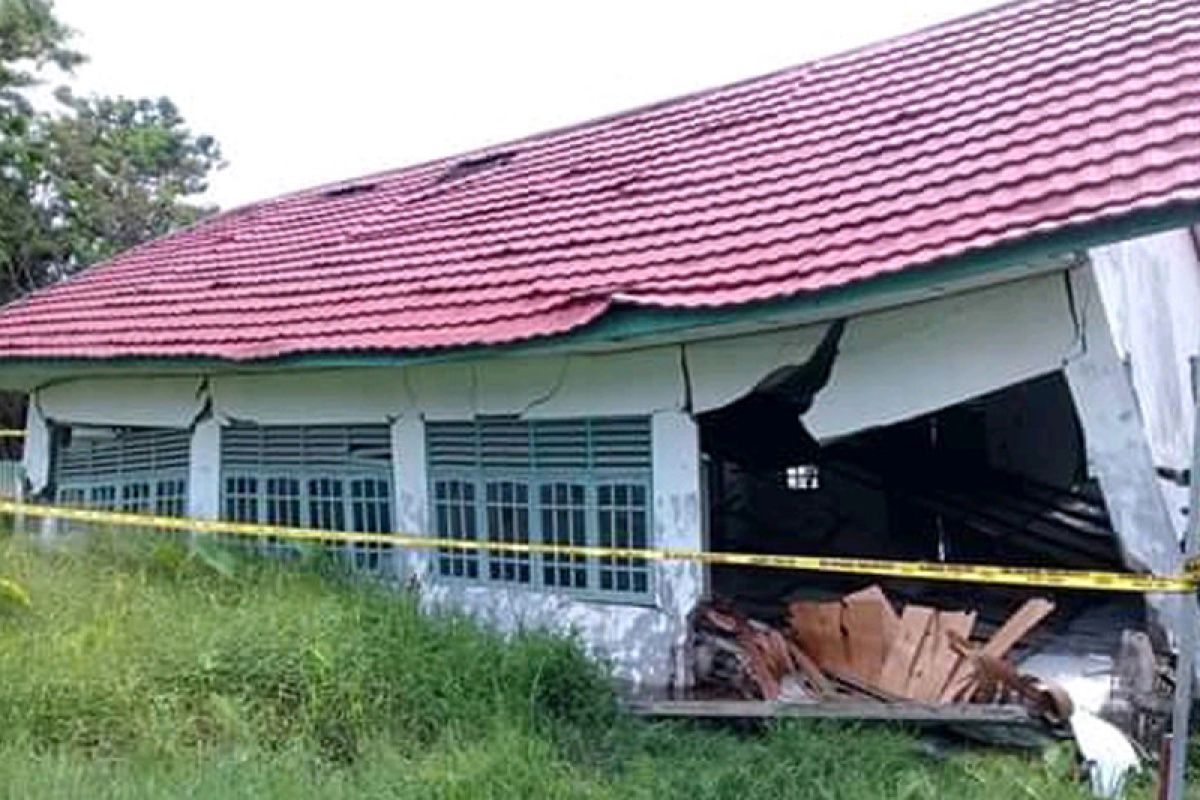 Dihantam angin kencang, bangunan penyimpanan logistik hasil Pemilu di Kapuas ambruk