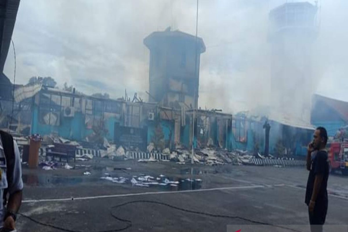 Bandara Douw Aturure Nabire terbakar