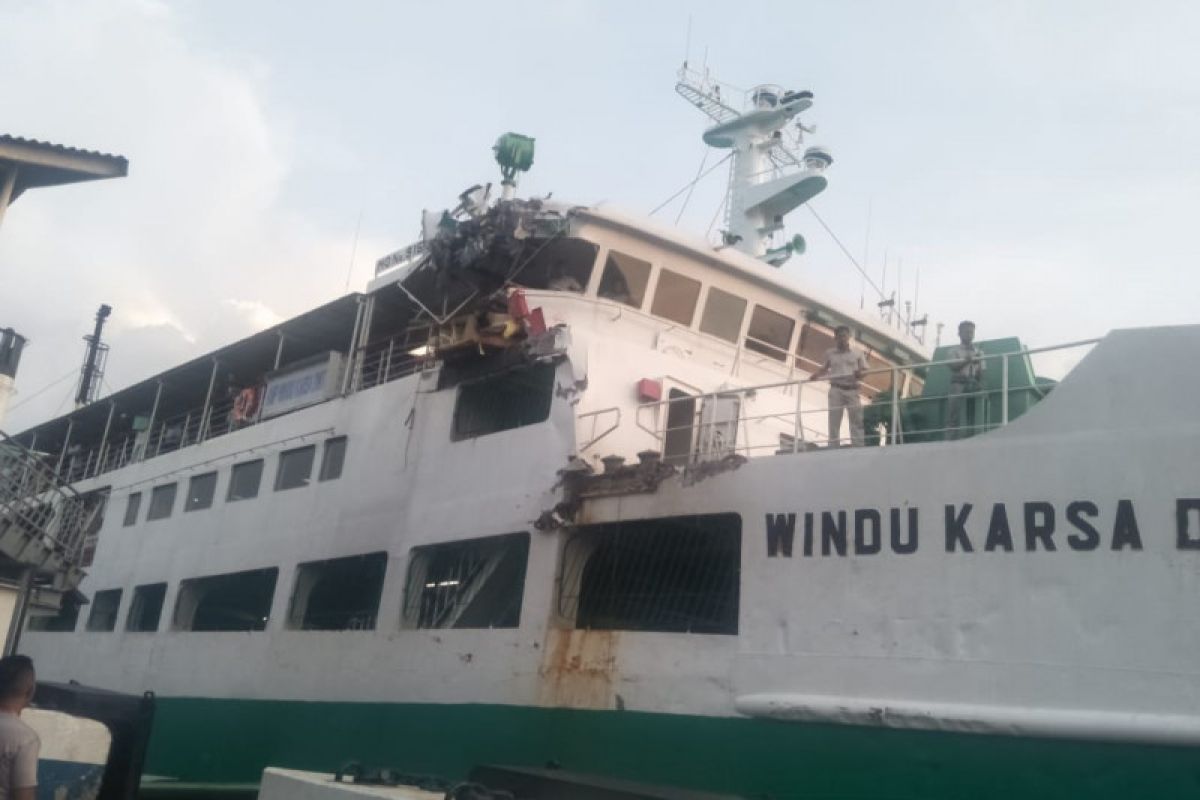 Dua kapal feri bersenggolan di perairan Pelabuhan Merak