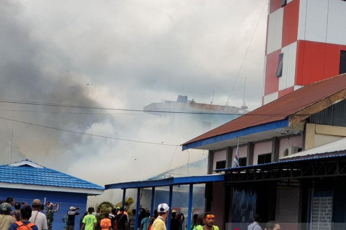 Petugas-masyarakat terus berusaha padamkan kebakaran Bandara Nabire
