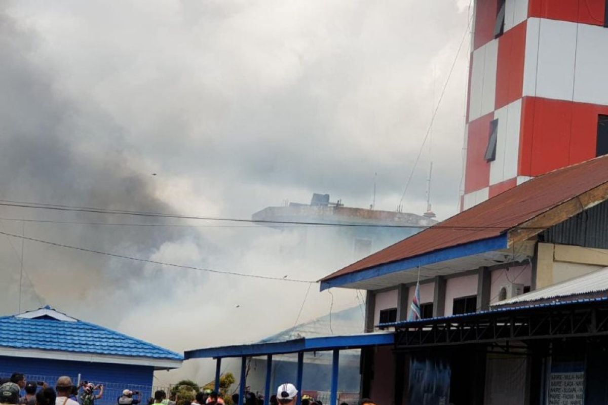 Petugas dan masyarakat berupaya padamkan api di Bandara Douw Aturure Nabire