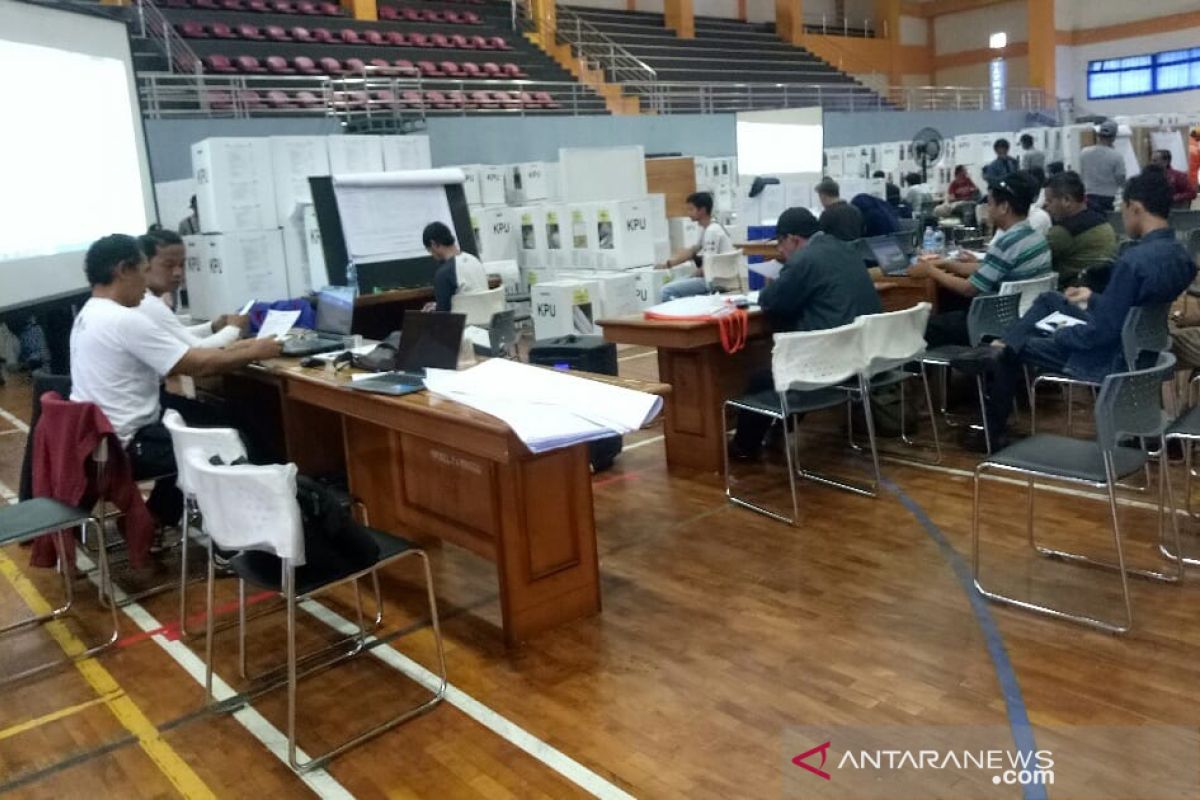 Petugas kelelahan akibatkan rekapitulasi di Pasar Minggu terlambat