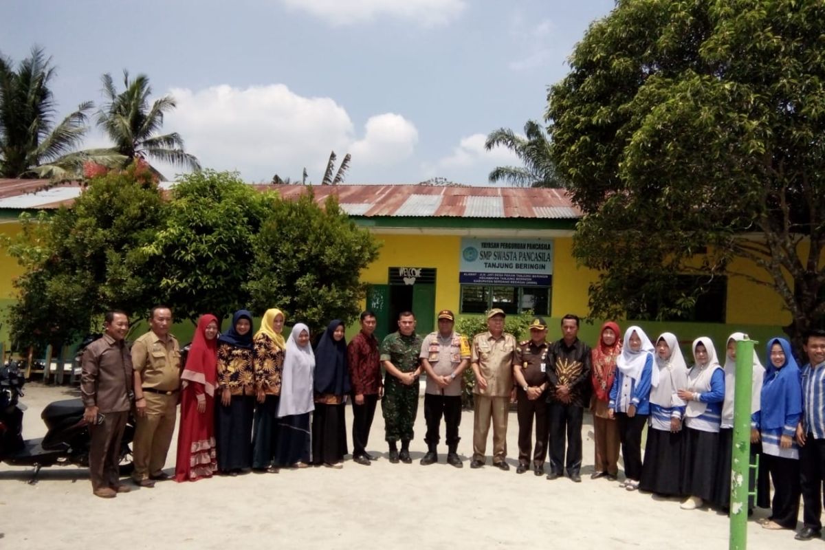 Kasdim 0204/DS dampingi Bupati Sergai tinjau pelaksanaan UNBK