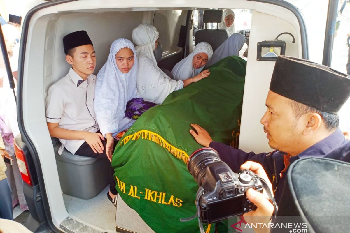 Derai air mata lepas jenazah Bupati Asahan; 