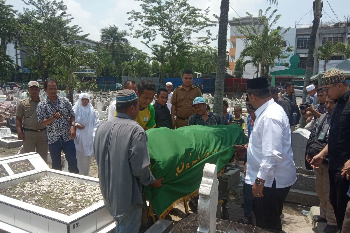 Jenazah Bupati Asahan Taufan Gama Simatupang dimakamkan di Medan