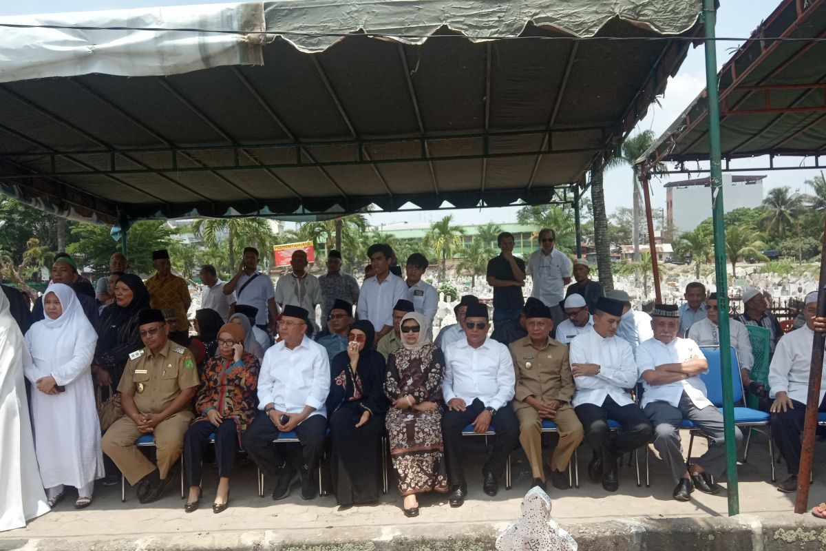 Gubernur dan Wakil Gubernur Sumut hadiri pemakaman jenazah Bupati Asahan