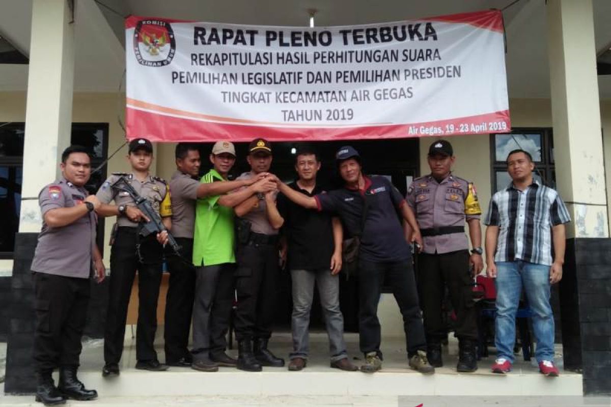 Kapolsek Air Gegas pimpin pengawalan logistik Pemilu ke KPU