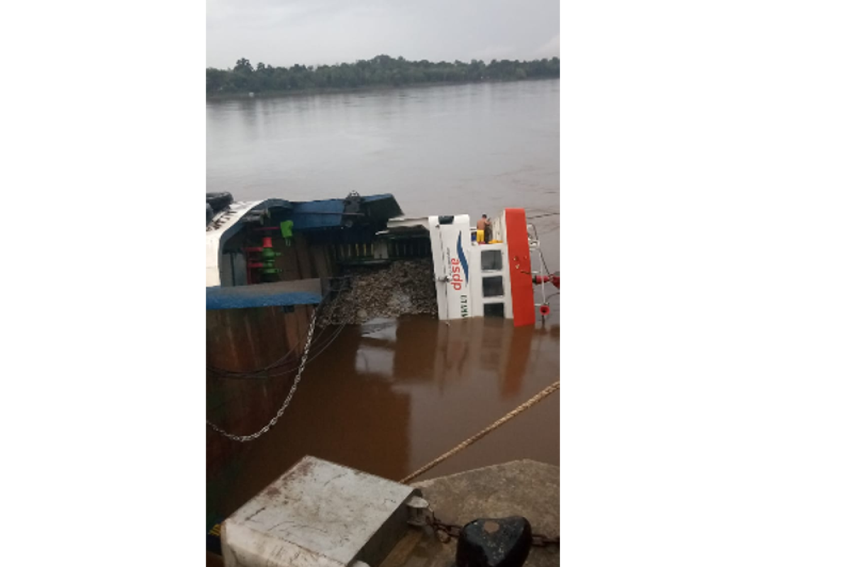 Penyeberangan Sunyat - Sungai Asam Sekadau gunakan ponton