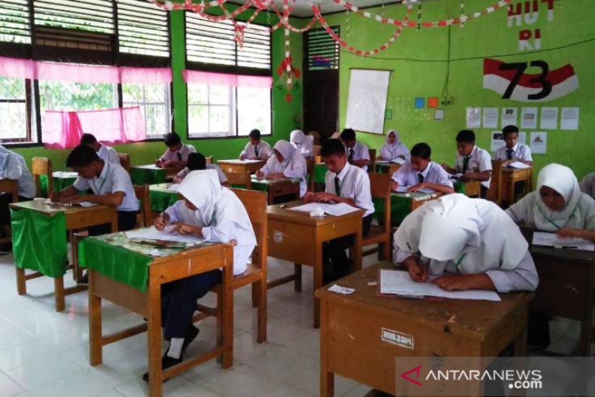 1.811 siswa SLTP di Padang Pariaman masih laksanakan ujian nasional berbasis kertas dan pensil