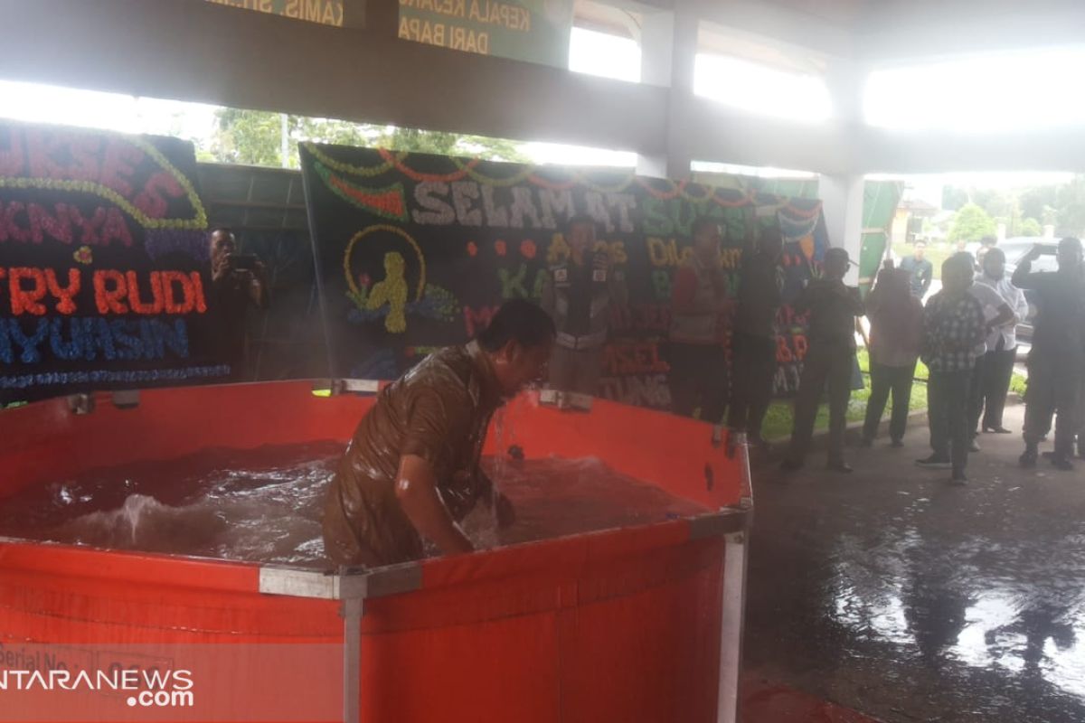 Bupati Banyuasin dapat kejutan ulang tahun diceburkan ke kolam