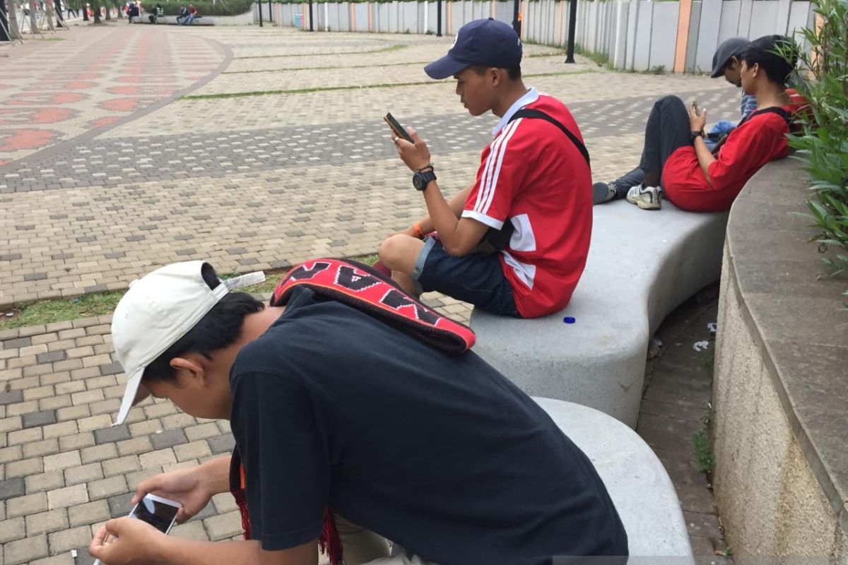 The Jakmania Nobar lewat HP akibat tidak kebagian tiket