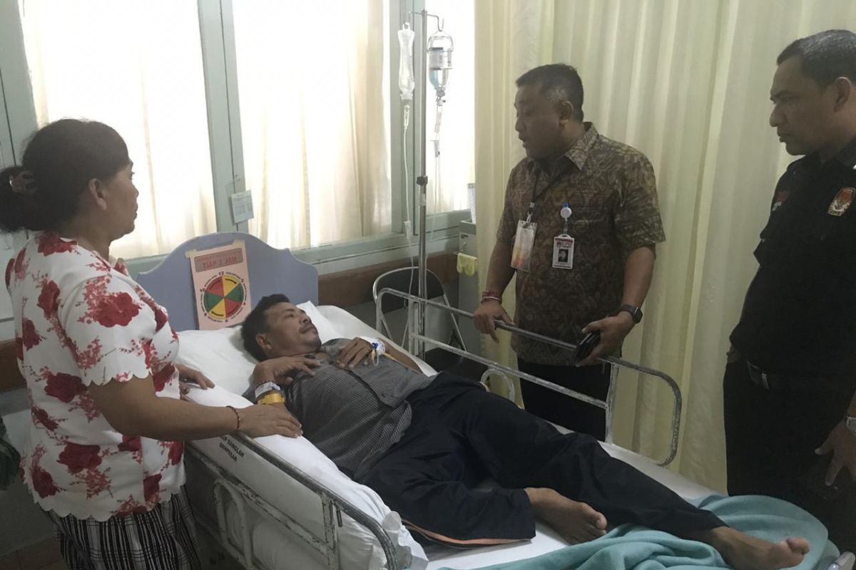 Ketua KPU Bali besuk Ketua KPPS kena stroke