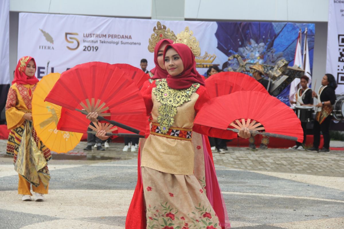 Parade seni awali rangkaian HUT Itera