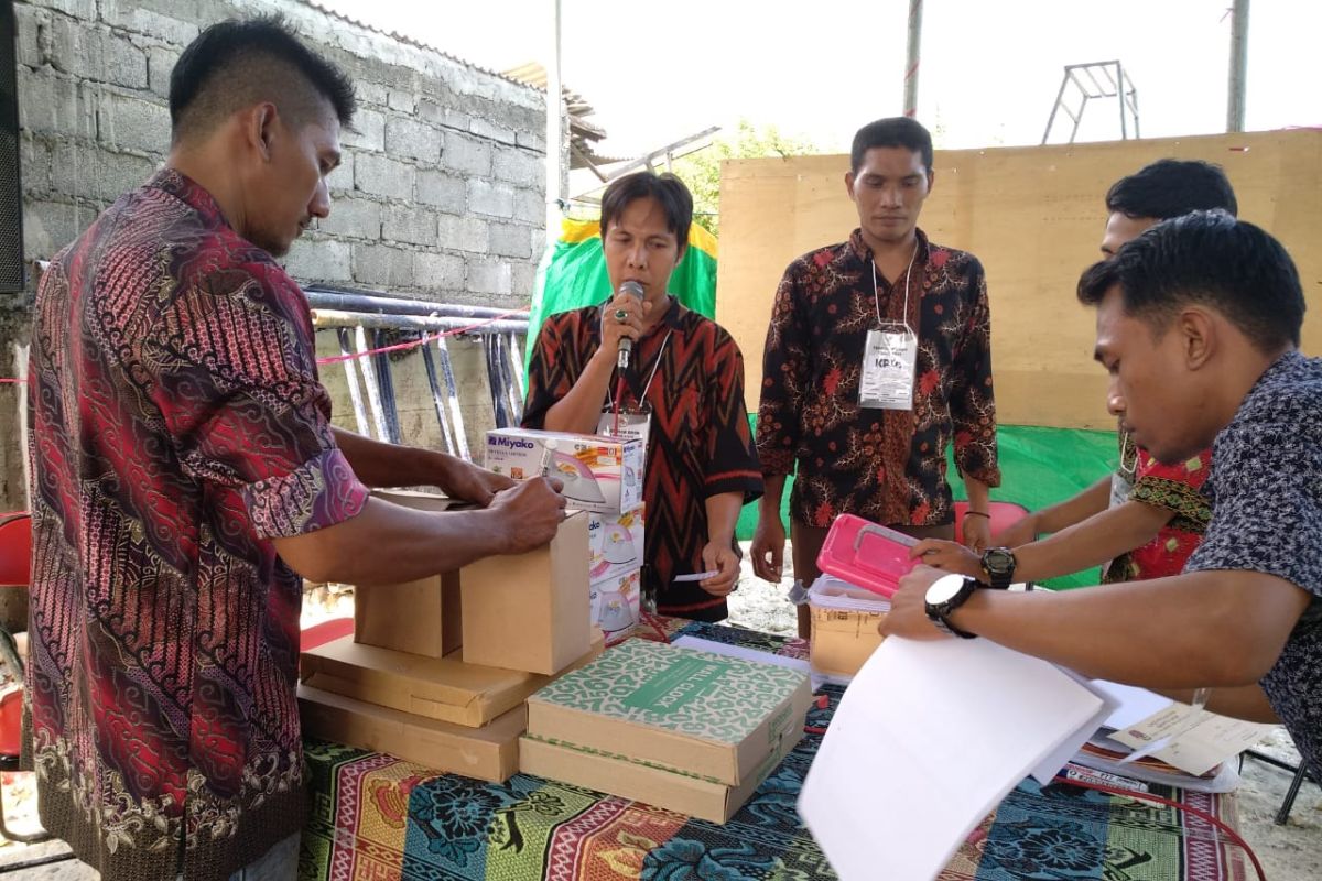 Coblosan ulang di Gresik; ada gula, ada pemilih