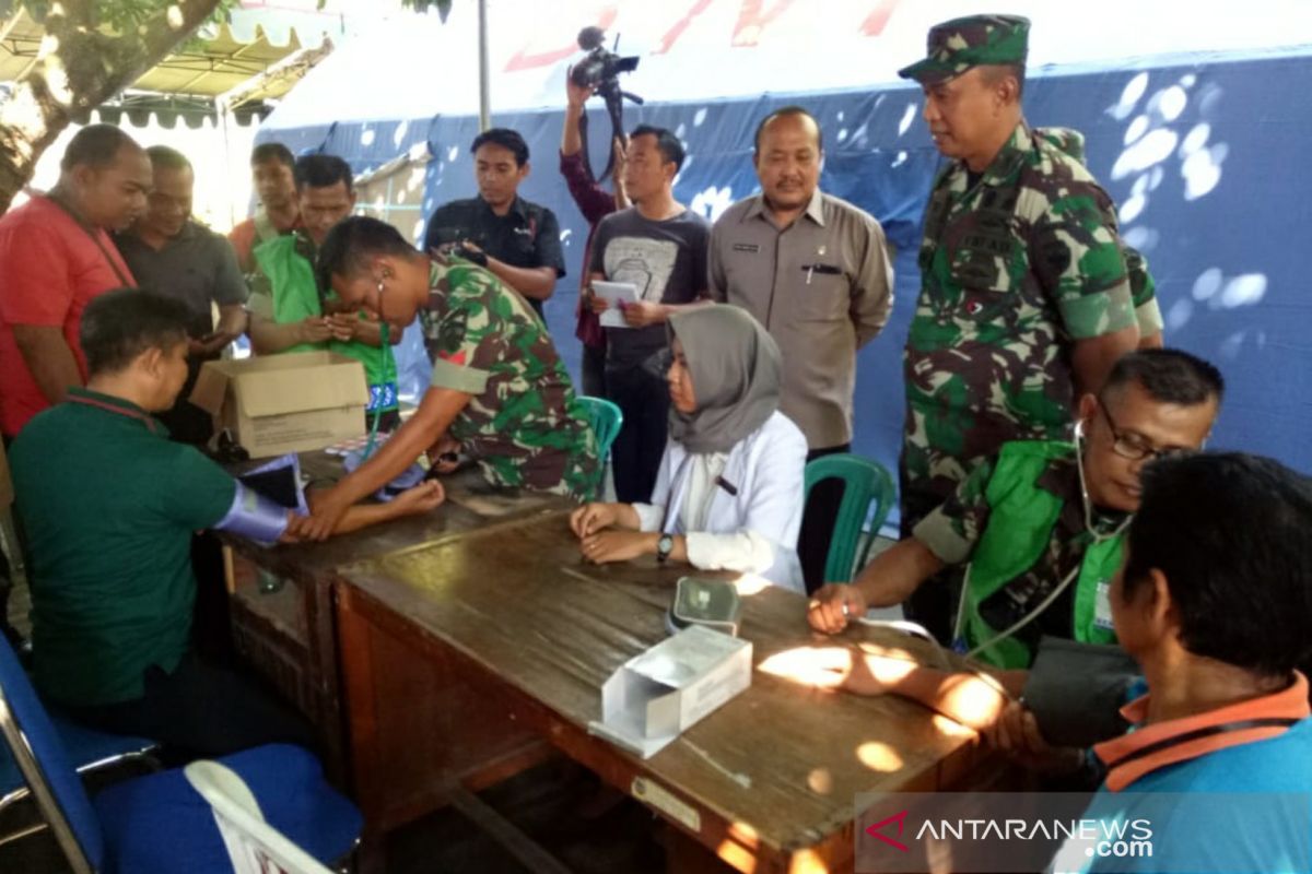 Tim medis TNI berikan pelayanan kesahatan kepada penyelenggara pemilu