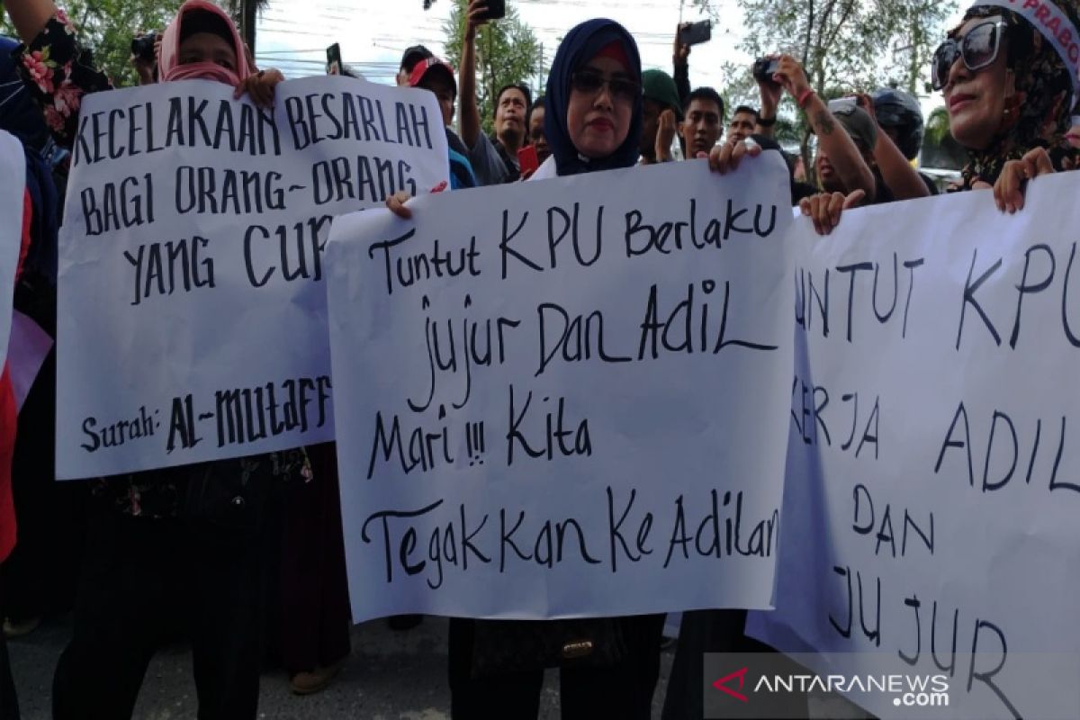 Aktivis Demokrasi minta KPU Kalsel bersikap jujur