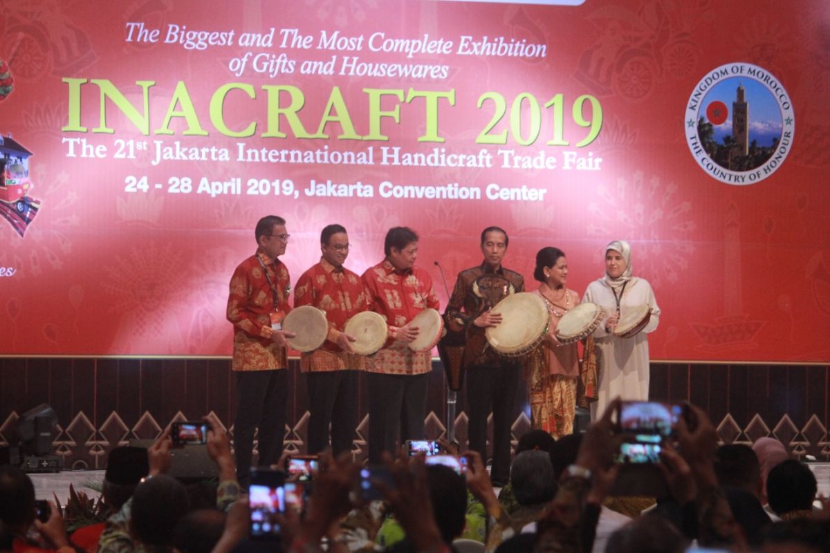 Jokowi belanja batik Jambi di Inacraft 2019