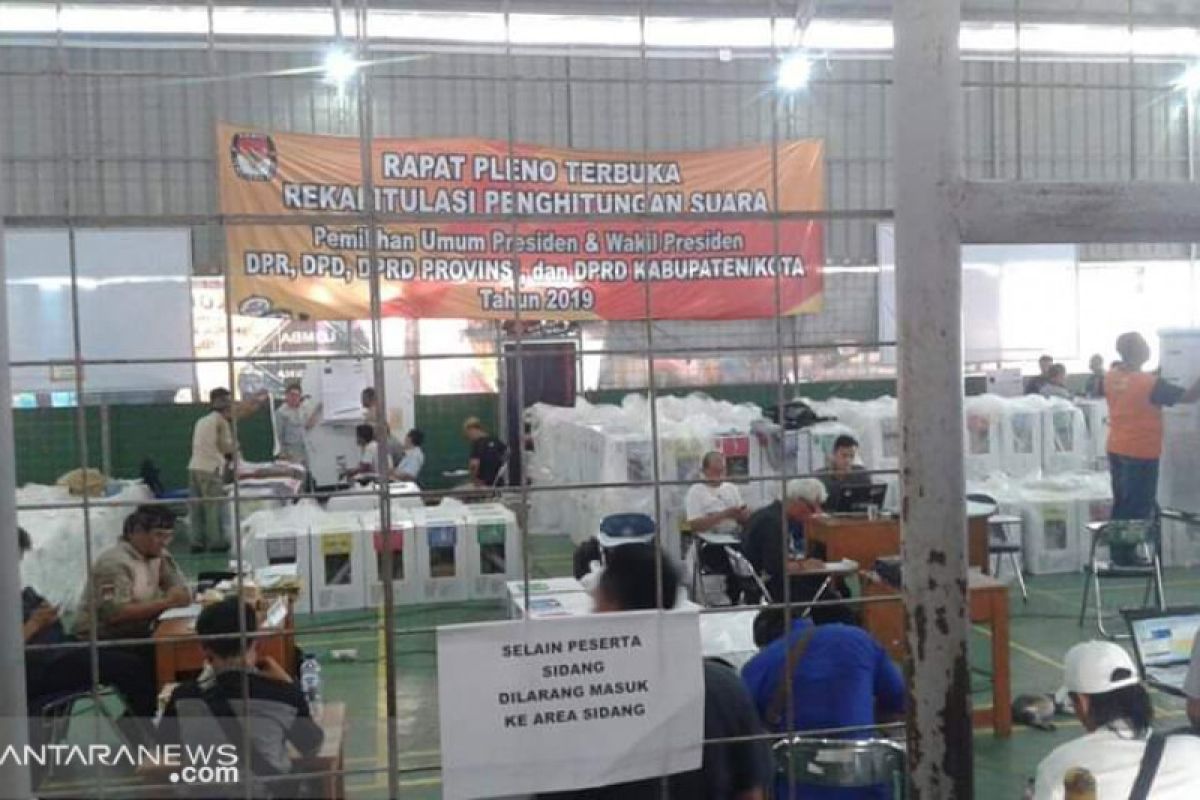 Rapat pleno perhitungan suara KPU Kota Sukabumi diperkirakan molor