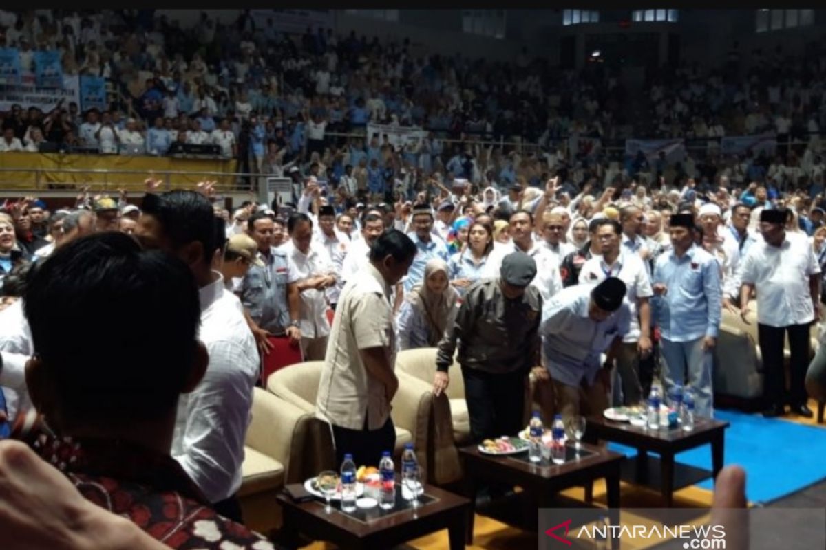 Prabowo Subianto bersama relawan gelar syukuran klaim kemenangan di TMII