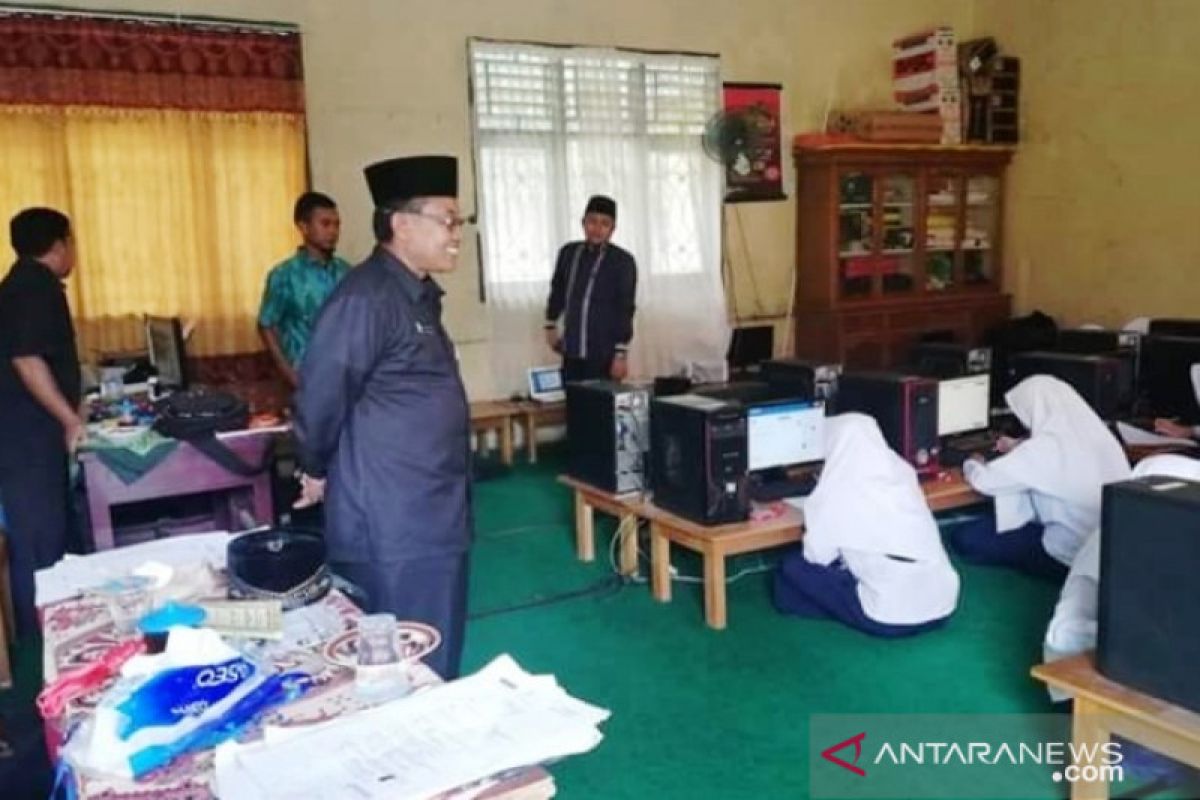 Listrik padam selama tiga menit, peserta UNBK di SMP-IT Dharmasraya sempat cemas