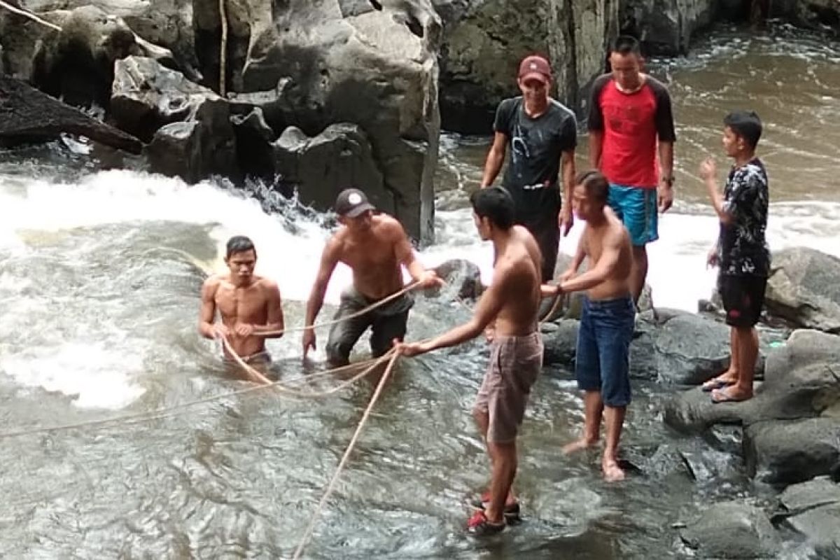 Seorang pelajar SD hilang di Sungai Suruk Kapuas Hulu - Video