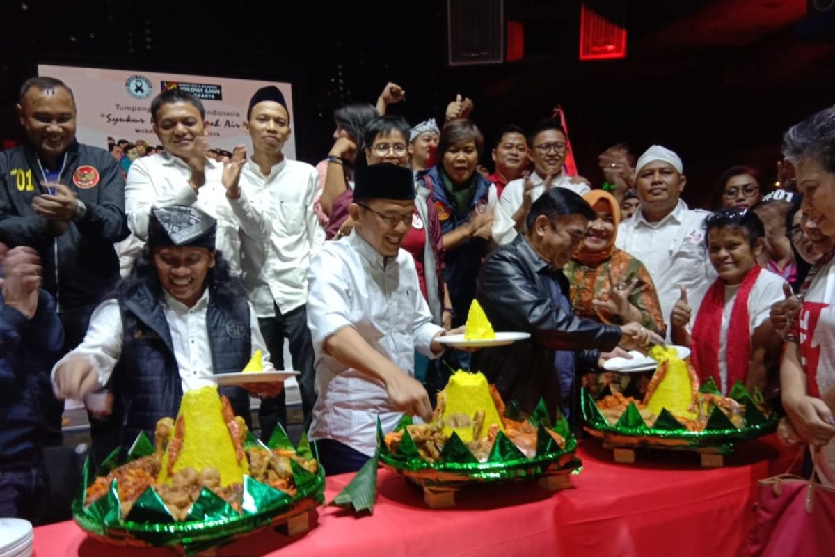 Relawan Jokowi-Ma'ruf syukuran potong tumpeng rayakan kemenangan hitung cepat