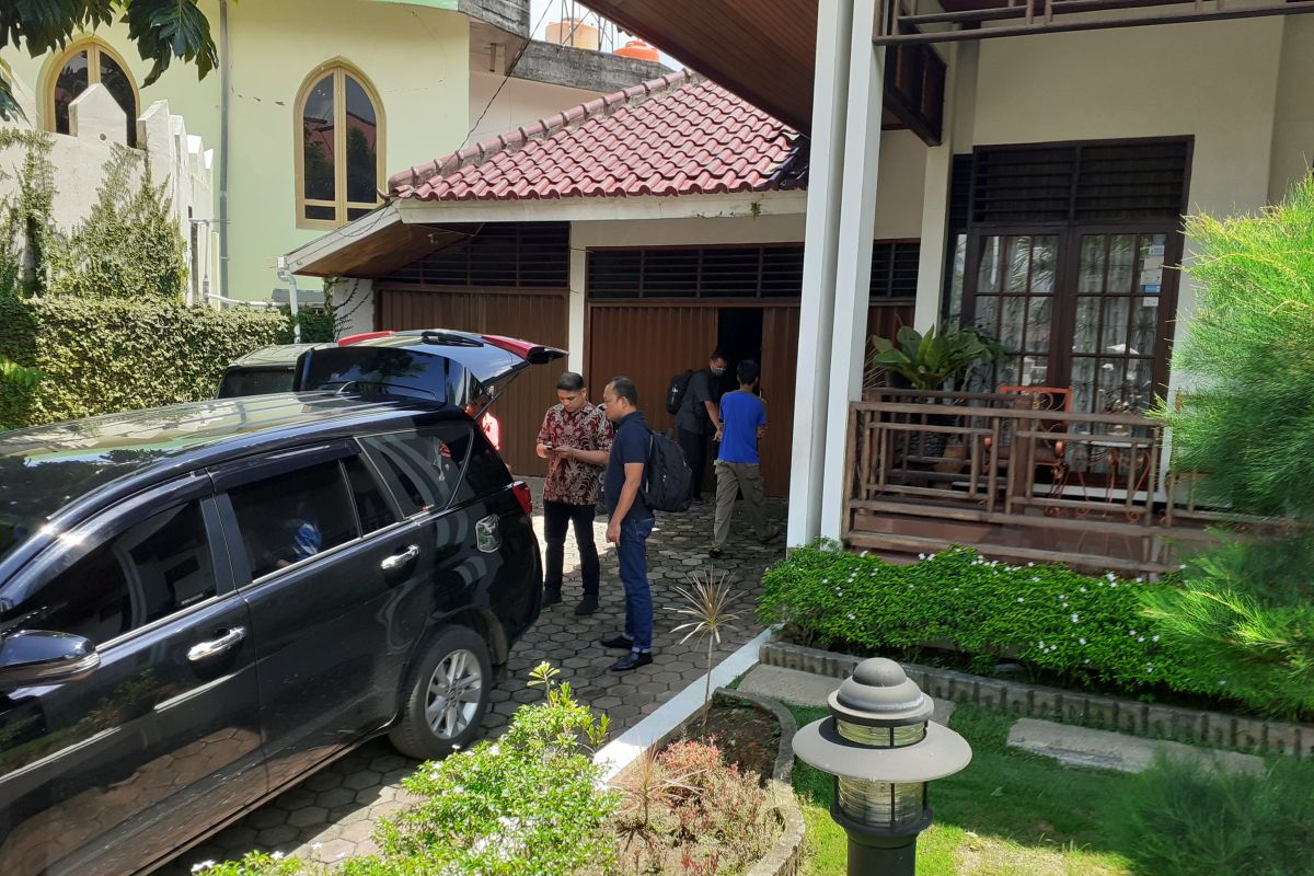 Petugas KPK geledah rumah Bupati Solok Selatan