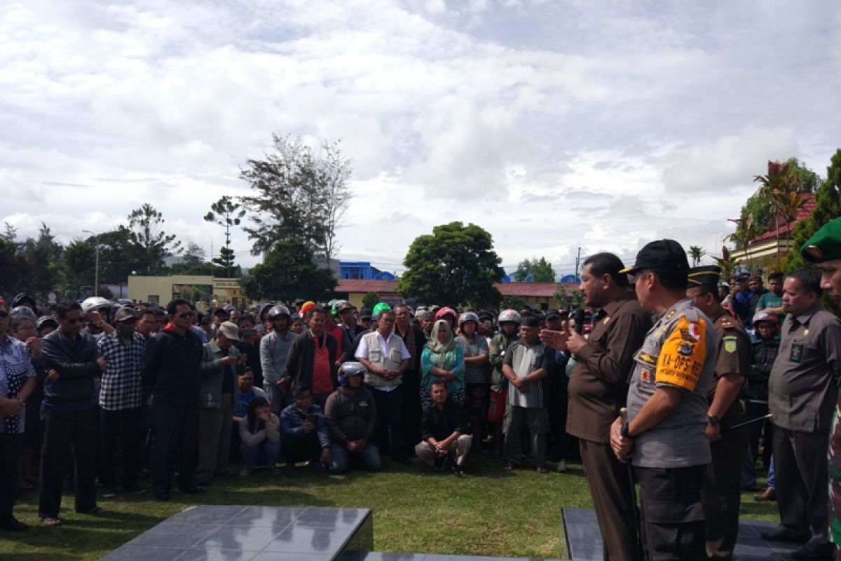Masyarakat datangi Polres Jayawijaya desak pengungkapan kasus pembunuhan pengusaha