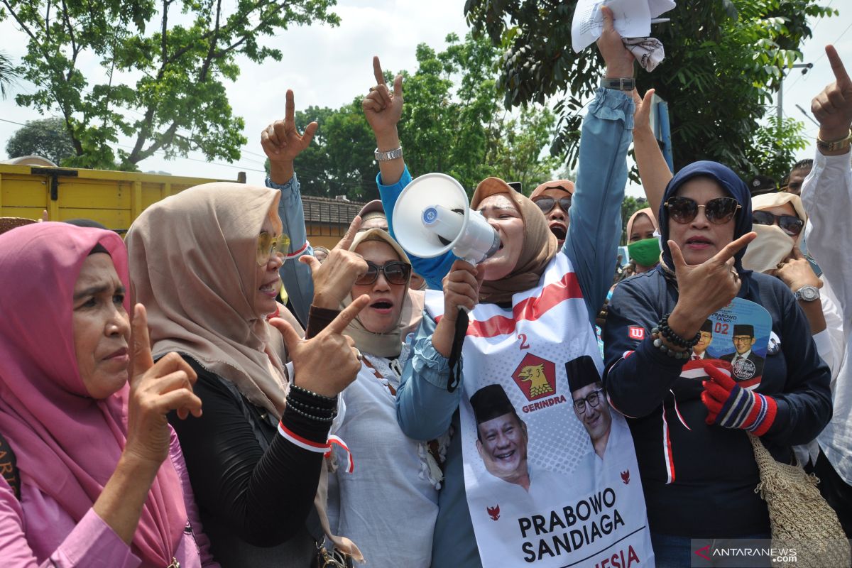 Emak-emak pendukung Prabowo-Sandiaga aksi damai di Kantor KPU Medan. Ini yang mereka suarakan