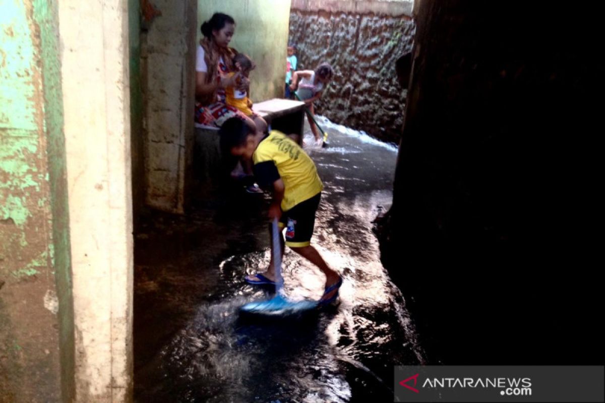 Air masih genangi sebagian Kampung Melayu