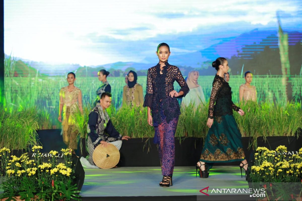 Kebaya rancangan anak bangsa ditampilkan di festival kebaya Banyuwangi